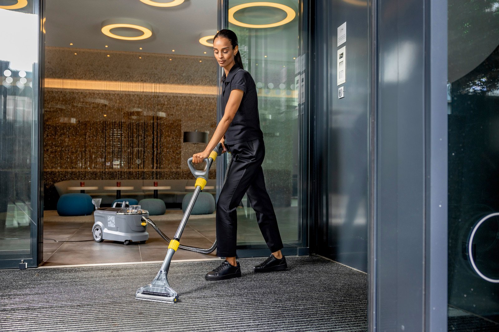 Kärcher Puzzi 10/1 – profesionalus plaunantis siurblys kilimams ir baldų apmušalams - Image 10